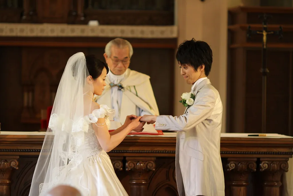 Novios intercambiando anillos ante el altar