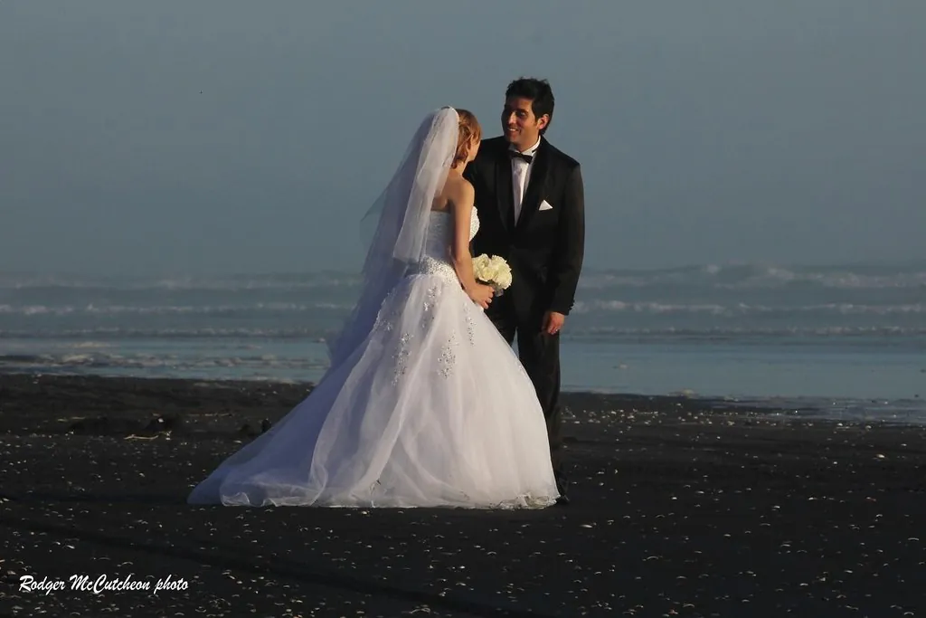 Pareja de novios en una playa