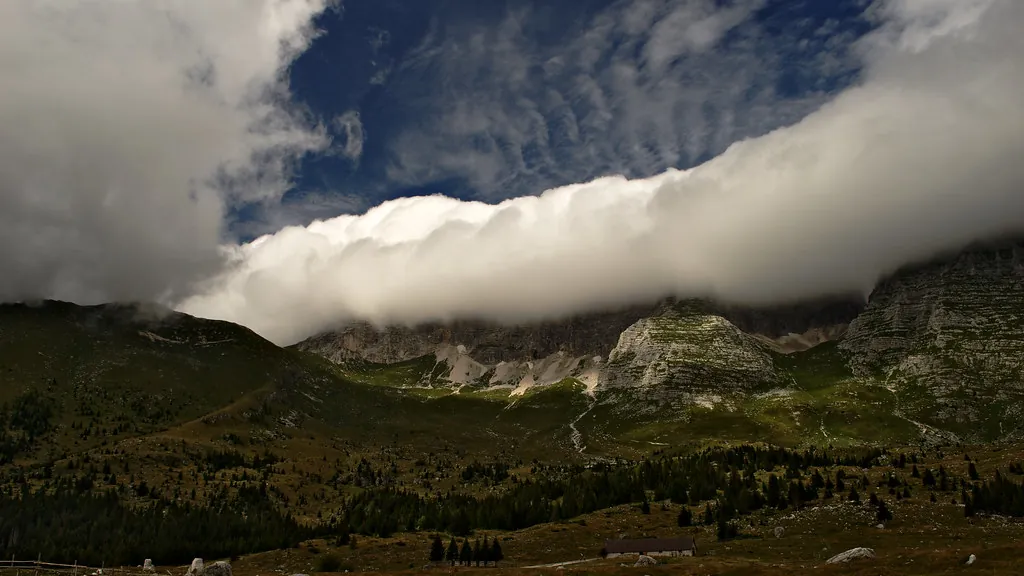 Nube baja cayendo sobre una ladera verde