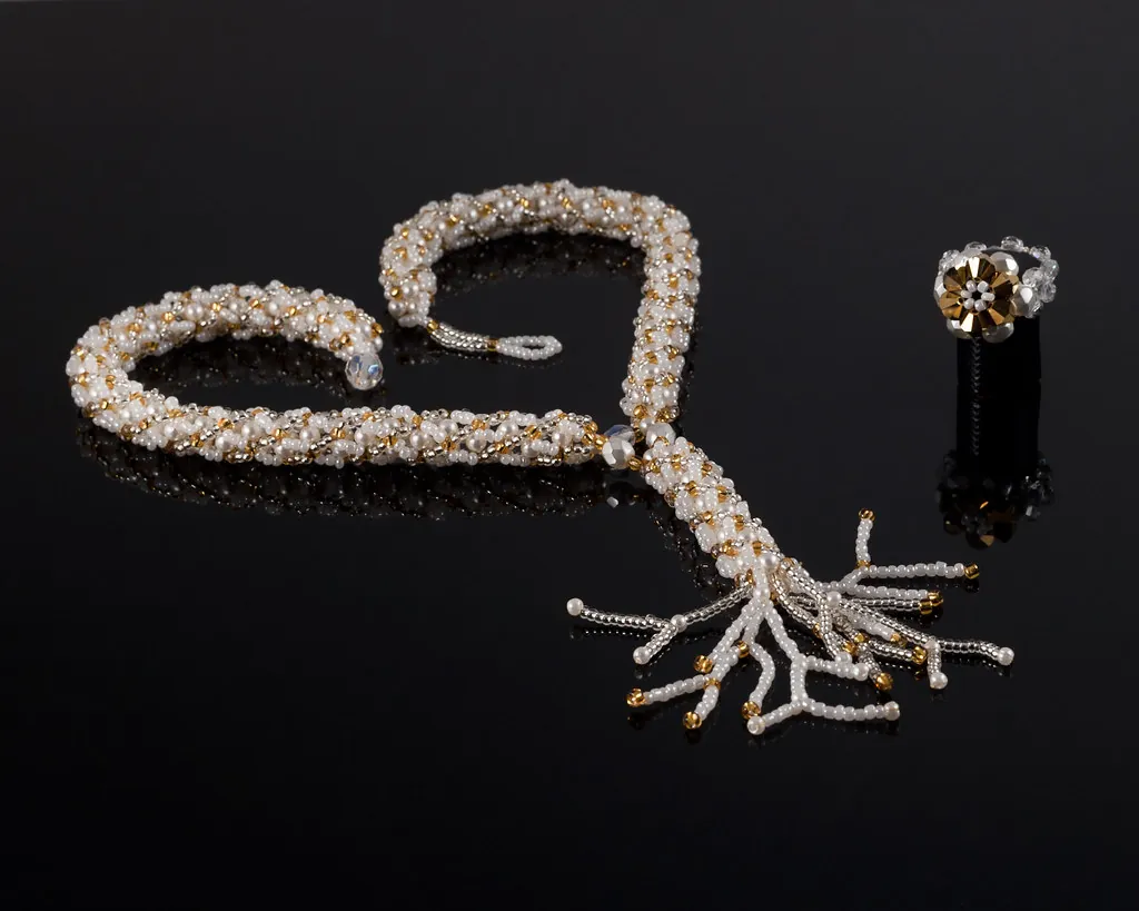 Collar de perlas sobre fondo negro