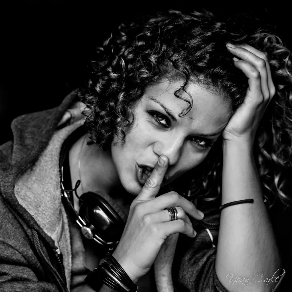 Retrato en blanco y negro de una mujer de pelo rizado