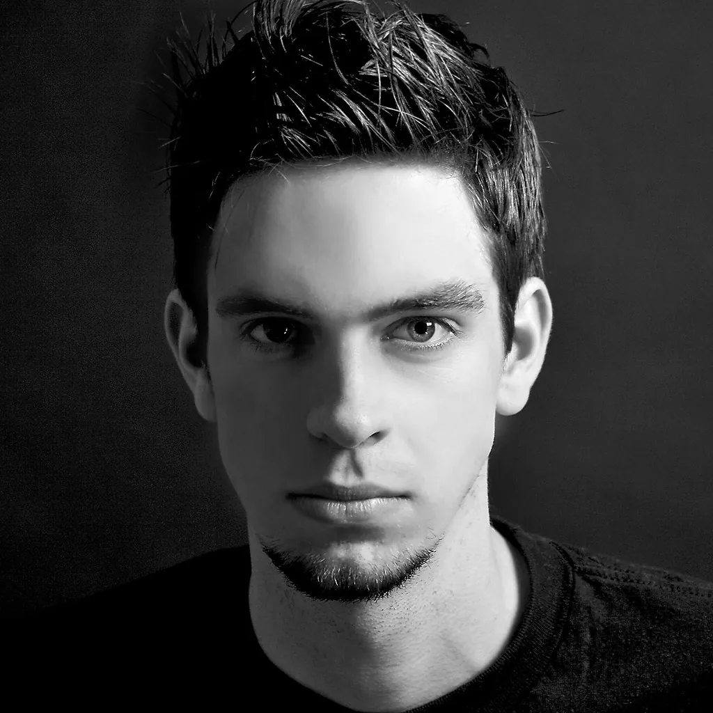 Retrato en blanco y negro de un joven
